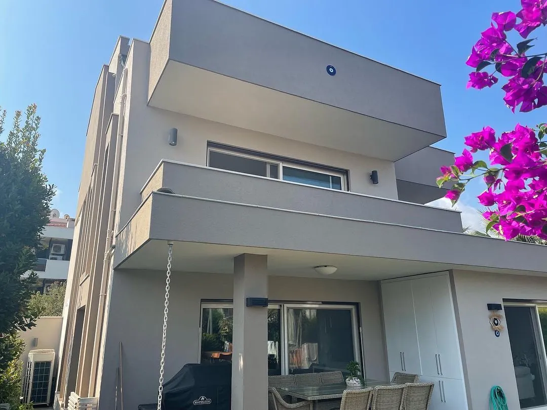 Modern iki katlı villanın dış cephesi