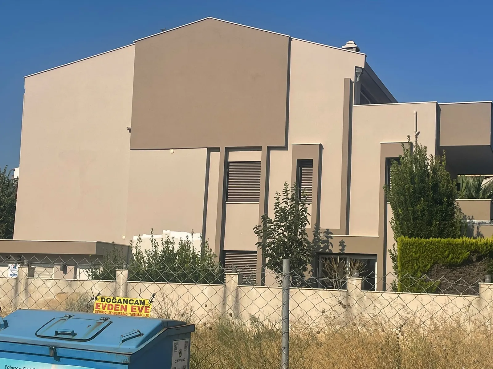 Toprak tonlarında modern bina cephesi